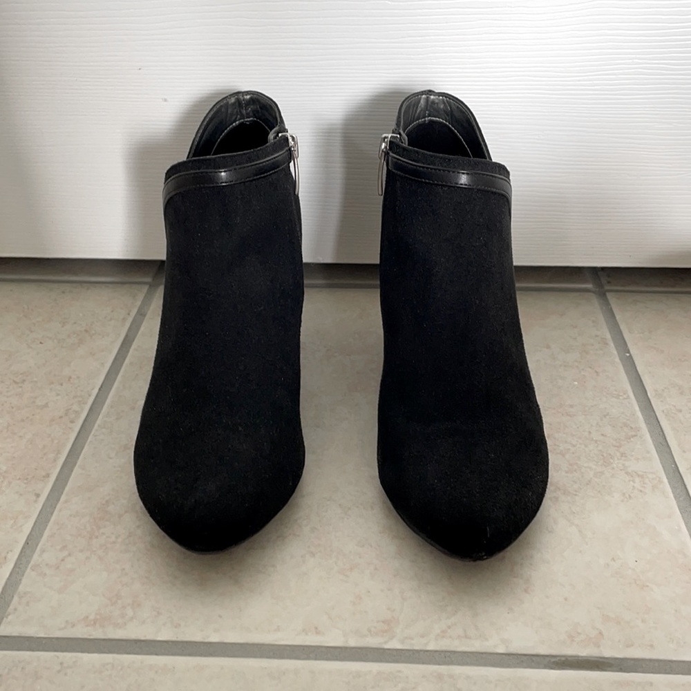 Women’s black heels, size 7